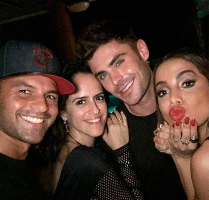 Anitta e Zac Efron teriam trocado beijos <I>calientes</I> em festa, diz jornal