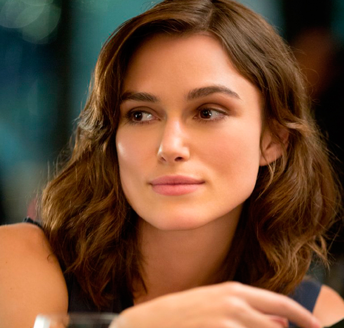 Keira Knightley se viu forçada a usar perucas após ter danificado seu cabelo com tinturas ao longo dos anos, entenda!