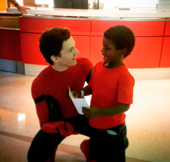 Tom Holland visita hospital infantil vestido de <i>Homem-Aranha </i>
