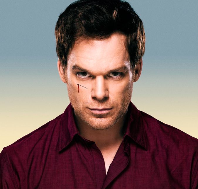 O psicopata Dexter deixou todo mundo aterrorizado ao longo de oito temporadas, mas infelizmente teve o seu fim em 2013. Muita gente não gostou do desfecho da série, mas o público concorda que ela é uma das melhores referências deste gênero. Felizmente, um reboot do seriado rolou em 2021! Seria um milagre de Natal?
