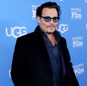 Johnny Depp choca fãs ao aparecer em show após julgamento