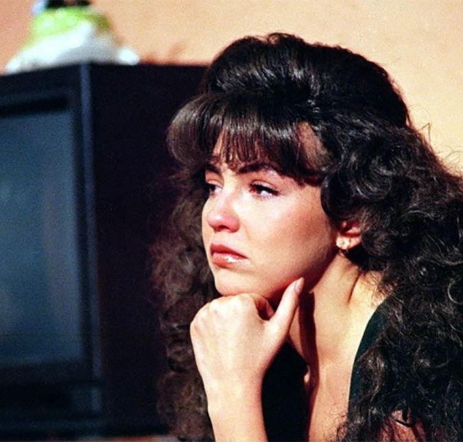 Thalia, nascida em 26 de agosto de 1971, fez muito sucesso na televisão com as personagens Marias. Tanto em Maria Mercedes, quanto em Marimar ou em Maria do Bairro, todas novelas transmitidas pelo SBT, elas se mostraram mulheres fortes e batalhadoras, que apesar de ingênuas, conseguiram alcançar os seus objetivos. Por isso, o ESTRELANDO enumera as lições de vida que essas personagens passaram ao longo das tramas. Começamos com Maria Mercedes. A primeira grande lição que a moça nos dá é que, mesmo não se dando muito bem com o seu pai, é preciso amá-lo acima de tudo, pois papai só existe um. Thalia, nascida em 26 de agosto de 1971, fez muito sucesso na televisão com as personagens Marias. Tanto em Maria Mercedes, quanto em Marimar ou em Maria do Bairro, todas novelas transmitidas pelo SBT, elas se mostraram mulheres fortes e batalhadoras, que apesar de ingênuas, conseguiram alcançar os seus objetivos. Por isso, o ESTRELANDO enumera as lições de vida que essas personagens passaram ao longo das tramas. Começamos com Maria Mercedes. A primeira grande lição que a moça nos dá é que, mesmo não se dando muito bem com o seu pai, é preciso amá-lo acima de tudo, pois papai só existe um.