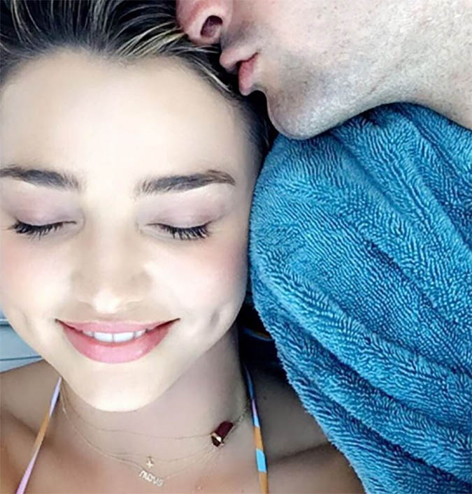 Miranda Kerr posta foto fofa ao lado do noivo bilionário, vem ver!