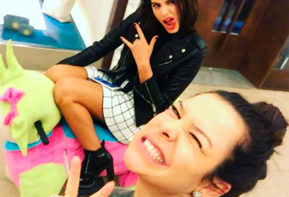 Bruna Marquezine e Fernanda Souza fazem corrida de bichinhos no <i>shopping</i>, veja!