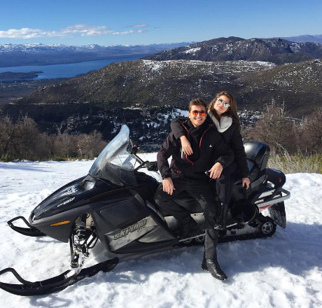 Klebber Toledo e Camila Queiroz posam juntinhos na neve, veja!