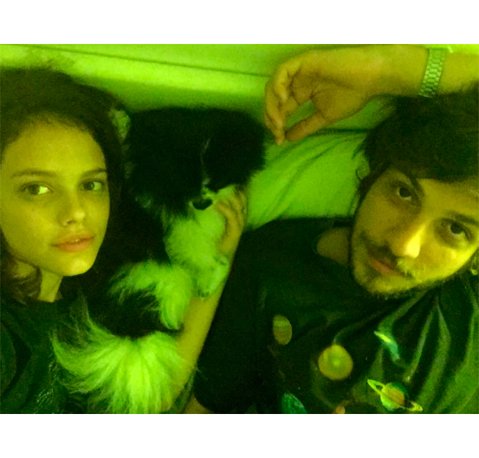 Chay Suede publica foto deitado ao lado de Laura Neiva e prova que o casal é só amores!