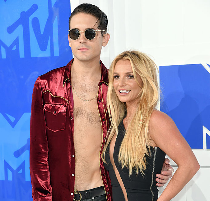 Britney Spears chega de mãos dadas com <i>rapper</i> no <i>VMA</i> e aumenta rumores de namoro!