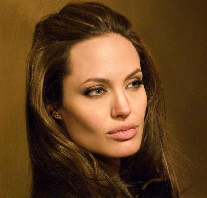 Angelina Jolie compra urso de pelúcia gigante de gêmeos de oito anos, que o vendiam na rua, veja!