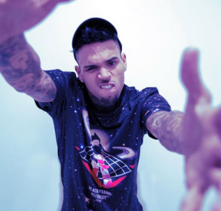 Chris Brown paga fiança de 800 mil reais e é solto após suposta ameaça com arma de fogo