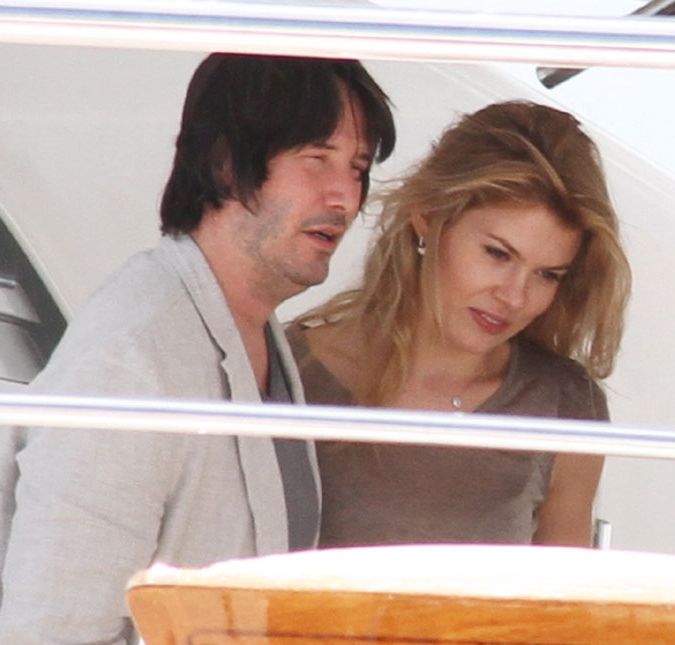 Tempos atrás o ator, ao comparecer ao Festival de Cannes, surpreendeu a todos ao mostrar que está um pouco acima do peso, como você pode ver na foto aacima. Keanu engordou para interpretar um personagem no longa A Man of Tai Chi. Mas ele logo voltou à boa forma e, só para o ano que vem, tem três papeis em longas-metragens! Maravilhoso, não?