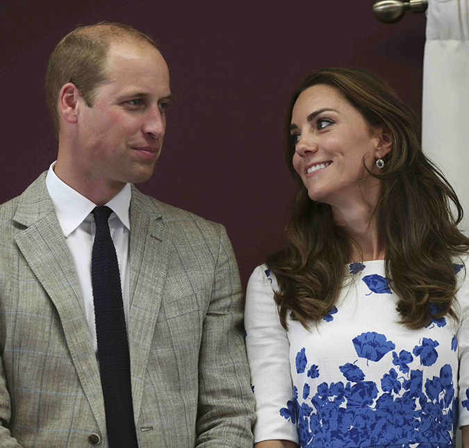 Príncipe William brinca com fã e chama a atenção de Kate Middleton: <i>- Fique de olho naquela mulher, ela está colecionando beijos!</i>