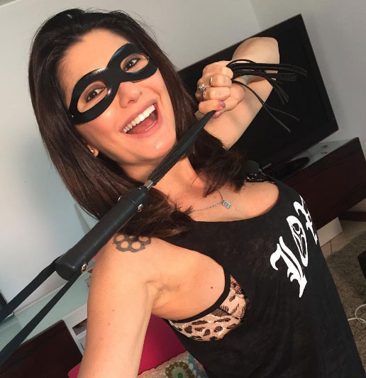 Antonia Fontenelle posa de chicote e máscara só para o marido, entenda!