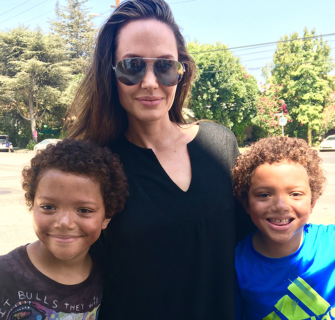 Fofa! Angelina Jolie compra urso de pelúcia gigante só para ajudar crianças, saiba mais!