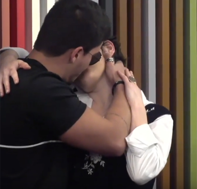 Arthur Aguiar dá beijão em jornalista durante programa, assista ao vídeo!