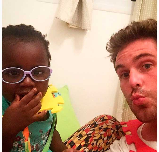 Titi, filhinha de Bruno Gagliasso e Giovanna Ewbank, posa ao lado do tio <i>babão</i>, veja!