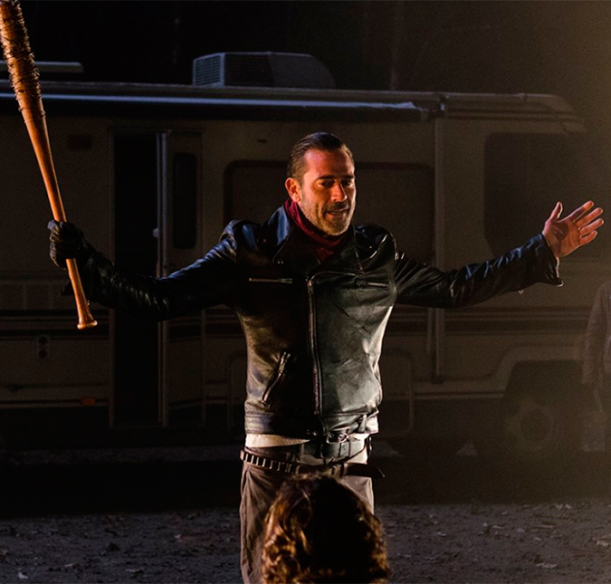Quem irá contra Negan? Vilão comanda tudo e todos em vídeo promocional da sétima temporada de <I>The Walking Dead</I>, assista!
