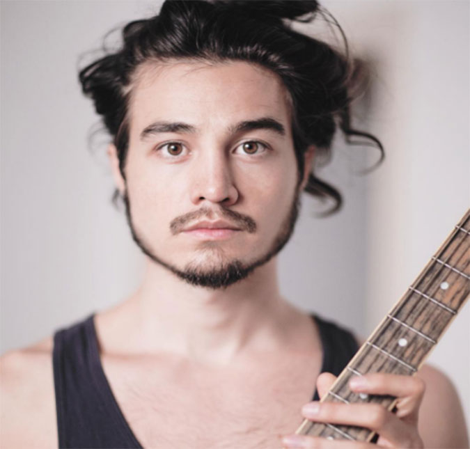 Com 20 <i>shows</i> por mês, Tiago Iorc diz que dá tempo <i>para dar bitocas</i> e não descarta romance com fãs!