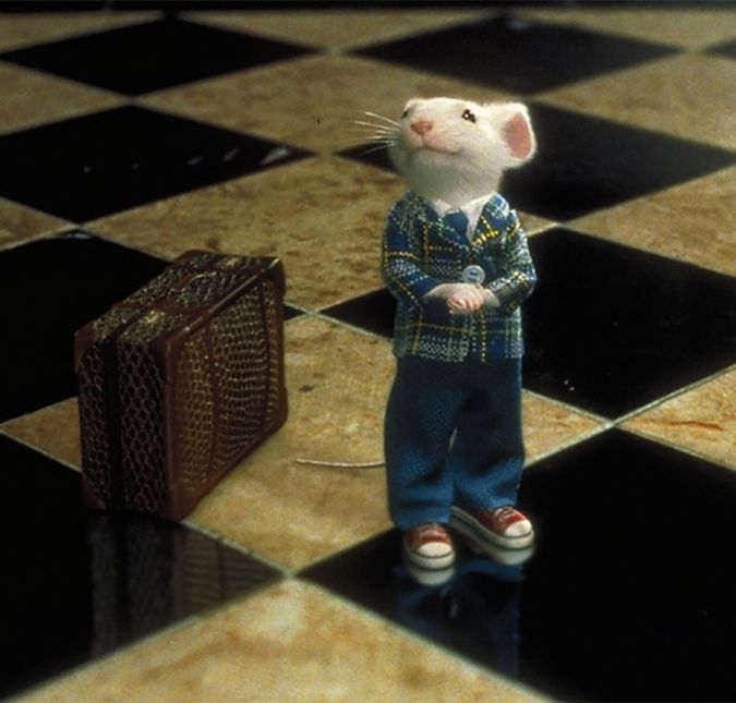 E não são apenas os cachorros que brilham nas telonas. Se você já assistiu a esse filme, muito provavelmente se encantou pelo ratinho Stuart Little. Ele é um dos filhos da família e passa por diversas experiências novas. E essas roupinhas pequenininhas? Uma graça!