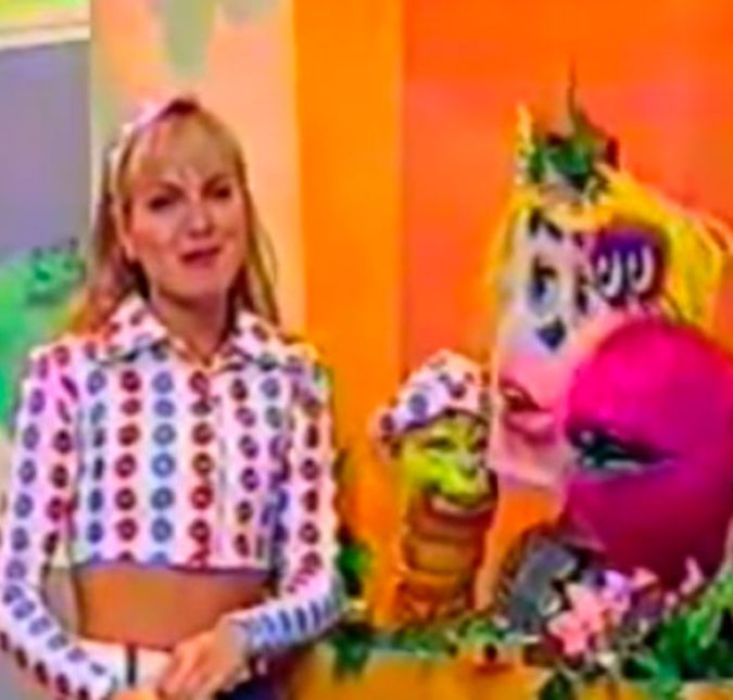 Quem não se lembra do famoso programa da Eliana chamado Sessão Desenho? O programa foi ao ar pelo SBT no ano de 1992 e era exibido todas as manhãs, sendo comandado pela apresentadora Eliana. Foi nesta mesma época que ela conquistou o público brasileiro, principalmente as crianças. Por conta do programa ser de baixo custo, Eliana só era exibida da cintura para cima e só literalmente anunciava qual seria o próximo desenho. Foi aí que surgiu a ideia de usar seus dedos para lançar seu primeiro hit, Os Dedinhos, música que lançou seu primeiro álbum de estúdio de mesmo nome, que vendeu pouco mais de 300 mil cópias.