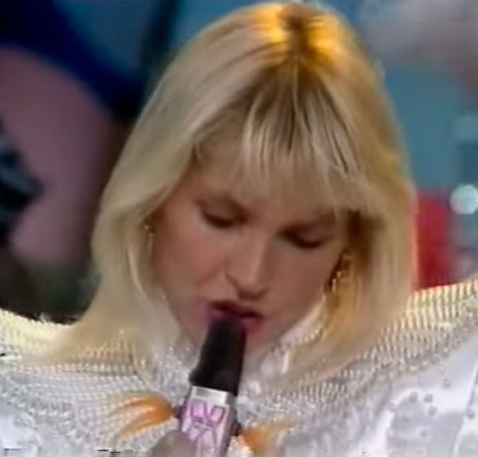 Quem não se lembra do programa Xou da Xuxa? A atração foi a primeira da apresentadora Xuxa na Globo e estreou no dia 30 de junho de 1986. Ele marcou uma geração e até hoje é relembrado por milhões de jovens no Brasil e no mundo. Xuxa chegava em uma nave cor-de-rosa, que despertava nas crianças o sonho de voar ao lado dela. Outro símbolo da época era o beijinho da Xuxa, feito com batom, que deixava a marquinha da apresentadora. Nessa época a imprensa lhe deu o nome de Rainha dos Baixinhos. Ao todo, foram dois mil programas no Brasil, exibidos em seis anos e sete meses. Apenas neste período Xuxa colecionou 139 discos de ouro, 52 de platina e dez de diamante, além de terem sido vendidas 18 milhões de cópias. O terceiro disco foi o responsável pelo primeiro recorde fonográfico da apresentadora: ela entrou no Guinness Book Brasil após vender três milhões e 500 mil cópias com o Xou da Xuxa 3. O disco trazia os hits que marcaram a época como: Ilariê, Arco-Íris, Abecedário da Xuxa e Brincar de Índio. O disco firmou-se como o álbum mais expressivo em vendas do mercado latino-americano.