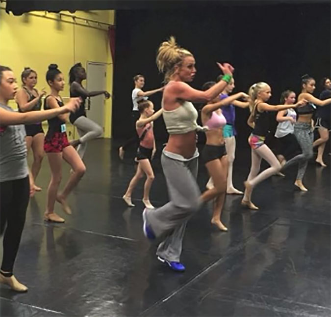 Britney Spears volta a dar aulas de dança para garotas, assista!