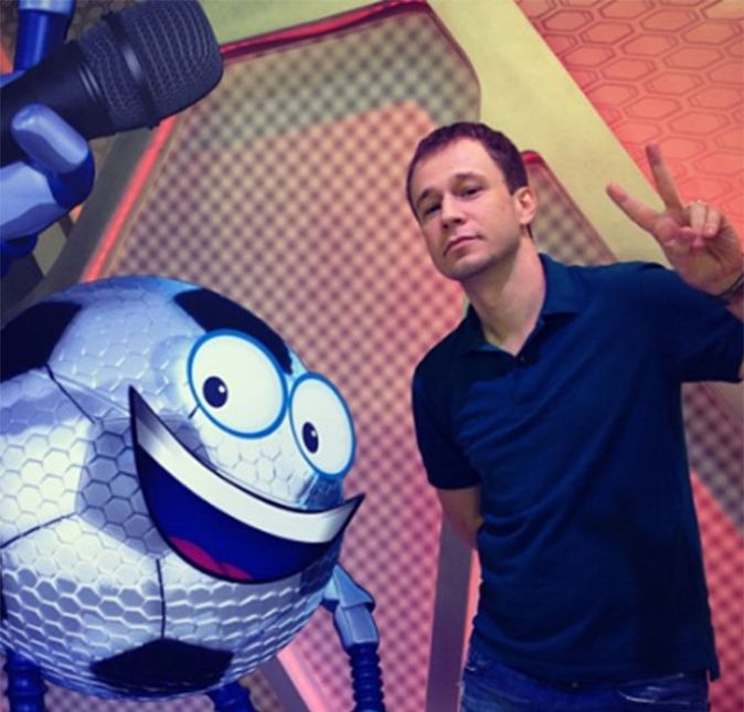 Para quem não sabe, ele começou a apresentar o Globo Esporte em 2009 e depois passou a exercer o papel de editor-chefe do programa esportivo. Foi naquele ano que Tiago Leifert começou a ganhar fama. Ao introduzir um novo formato no programa, o loirinho conquistou o público com seu carisma. A partir daí, deslanchou na emissora, cobriu Copa do Mundo e se tornou editor e apresentador do Central da Copa Para quem não sabe, ele começou a apresentar o Globo Esporte em 2009 e depois passou a exercer o papel de editor-chefe do programa esportivo. Foi naquele ano que Tiago Leifert começou a ganhar fama. Ao introduzir um novo formato no programa, o loirinho conquistou o público com seu carisma. A partir daí, deslanchou na emissora, cobriu Copa do Mundo e se tornou editor e apresentador do Central da Copa