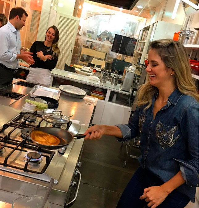 Ticiane Pinheiro mostra que manda muito bem na cozinha durante curso de culinária!
