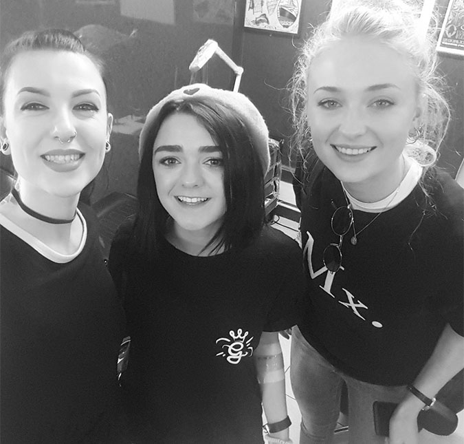 Atrizes de <i>Game of Thrones</i>, Maisie Williams e Sophie Turner fazem tatuagens iguais!