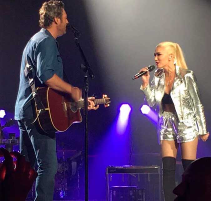 O amor está no ar! Gwen Stefani sobe ao palco para cantar com Blake Shelton, veja!
