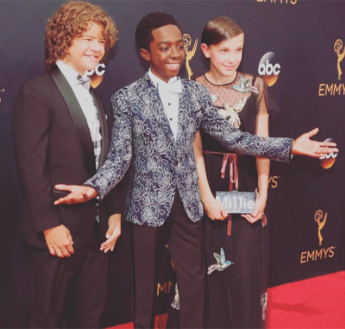 Atores mirins de <I>Stranger Things</I> cantam e dançam música de Bruno Mars nos bastidores do <I>Emmy Awards</I>, confira!