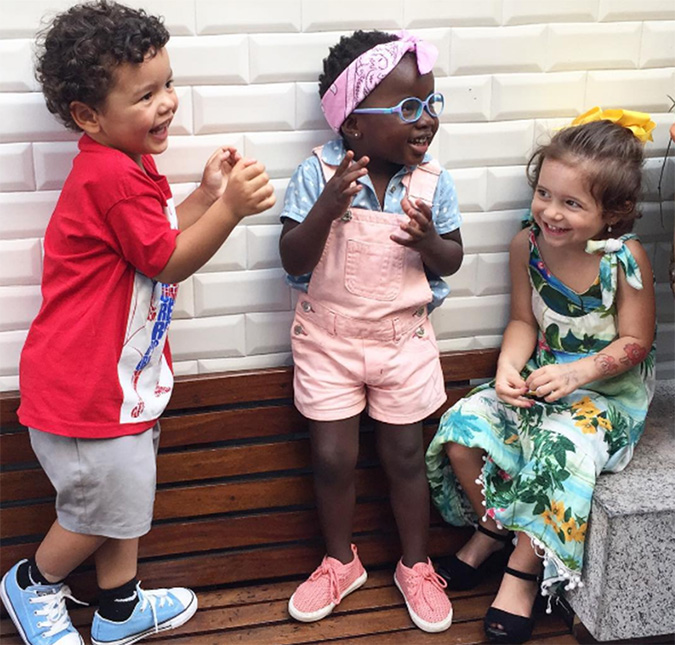 Titi, filha de Bruno Gagliasso e Giovanna Ewbank, se diverte ao lado de outras crianças. Veja a foto!