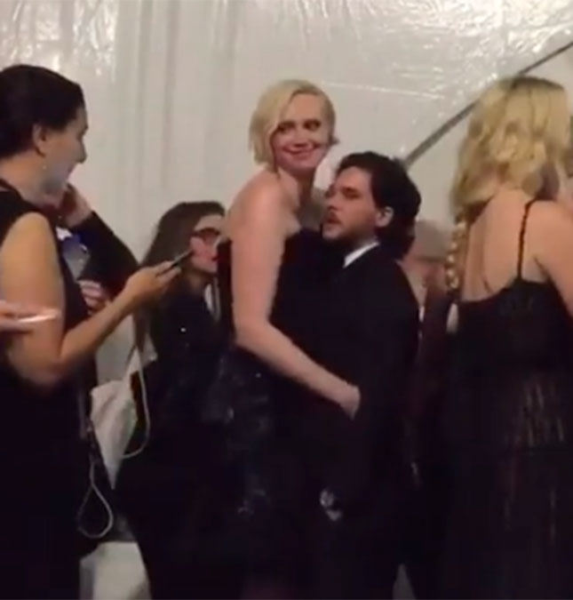 Elenco de <i>Game of Thrones</i> confraterniza nos bastidores do <i>Emmy Awards</i>, veja o vídeo!