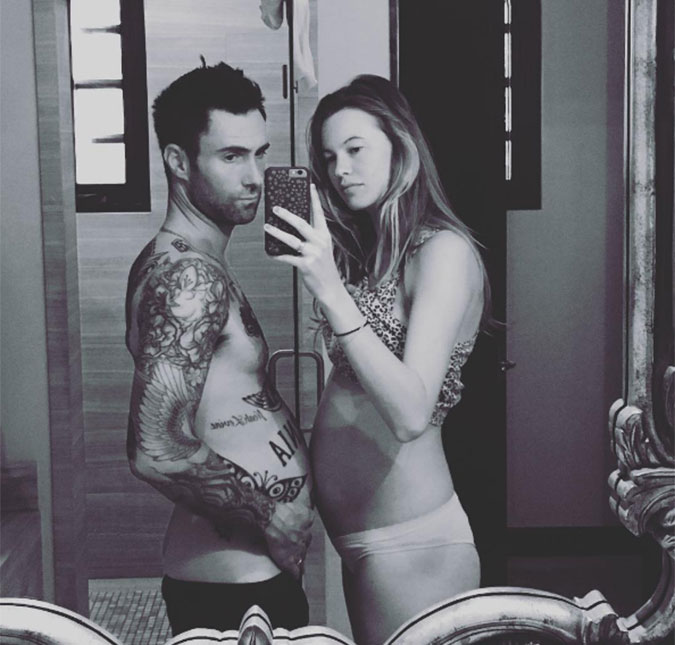 Adam Levine e Behati Prinsloo dão as boas-vindas à uma menininha!