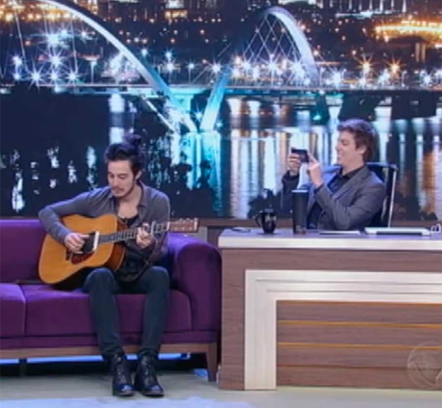 Tiago Iorc escreve música especial para Tatá Werneck e canta no palco do <I>Programa do Porchat</I>, veja!