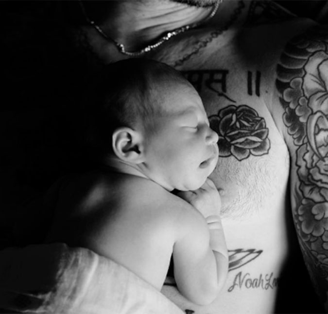 Adam Levine e Behati Prinsloo postam a primeira foto da filha, Dusty Rose