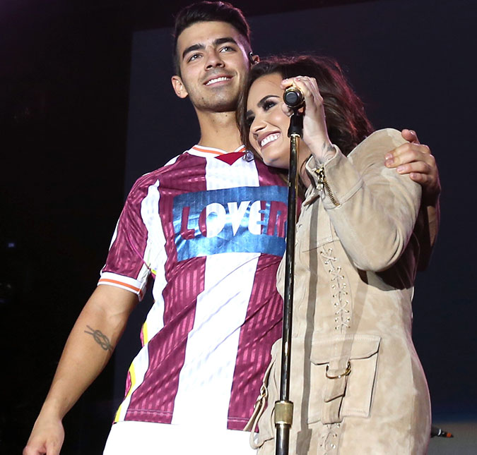 Joe Jonas fica preso em elevador por quatro horas junto com a ex, Demi Lovato