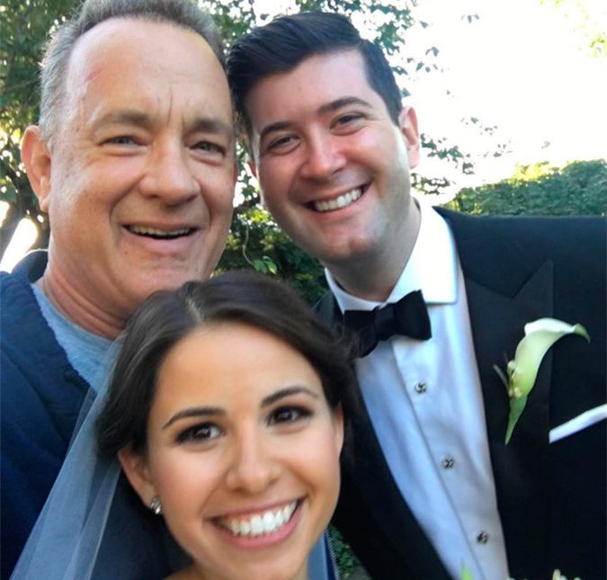 Tom Hanks invade ensaio fotográfico de casamento e ainda tira <I>selfie</I> com noivos