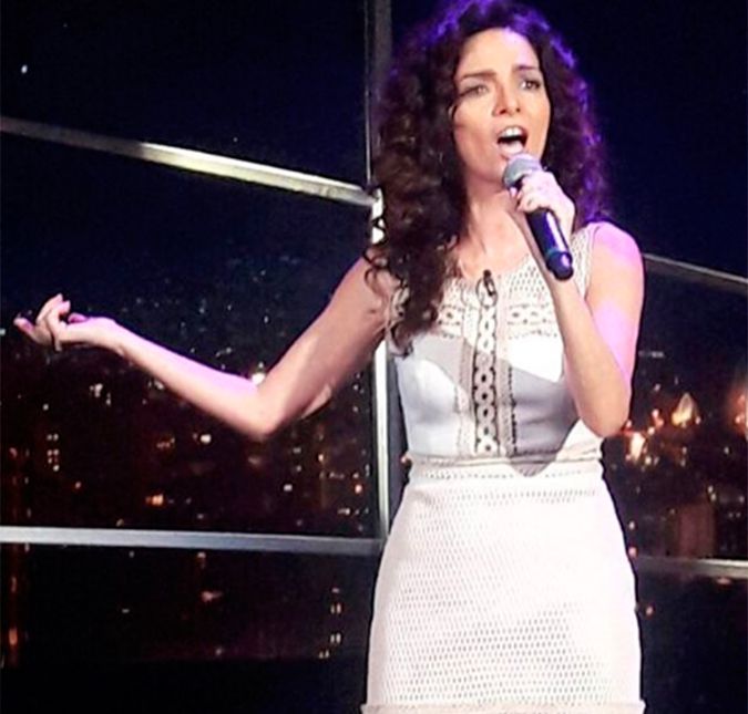 Claudia Ohana foi protagonista de uma polêmica que tomou a internet - tudo devido a uma performance da música Smells Like Teen Spirit, do Nirvana, realizada no Programa do Jô. Na ocasião, a atriz foi criticada e depois explicou: Essa versão de Smells Like a Teen Spirit faz parte do musical Forever Young, em que faço uma velhinha de quase 100 anos. Não é uma versão minha. Aí está um pedaço da cena em que ela começa a cantar. Perdoada, Claudia! Claudia Ohana foi protagonista de uma polêmica que tomou a internet - tudo devido a uma performance da música Smells Like Teen Spirit, do Nirvana, realizada no Programa do Jô. Na ocasião, a atriz foi criticada e depois explicou: Essa versão de Smells Like a Teen Spirit faz parte do musical Forever Young, em que faço uma velhinha de quase 100 anos. Não é uma versão minha. Aí está um pedaço da cena em que ela começa a cantar. Perdoada, Claudia!