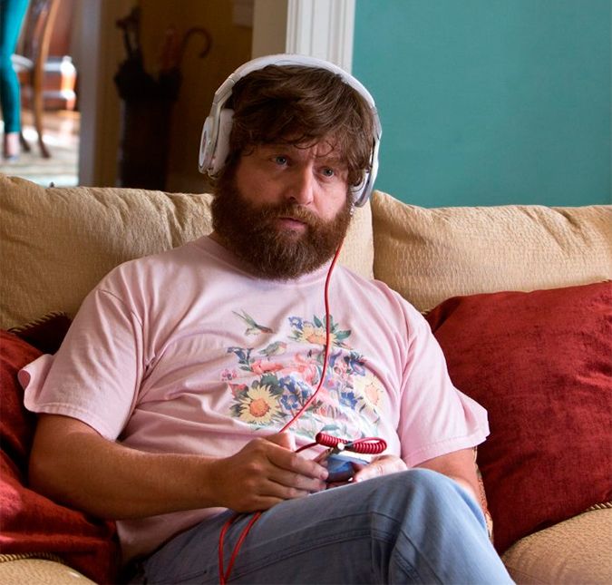 Zach Galifianakis, astro dos filmes Se Beber, Não Case teve seu nome exposto na canção Tonight Tonight da banda Hot Chelle Rae. Na música o verso diz: Eu acordei com uma tatuagem nova / Não sei como a consegui, não tenho um tostão no bolso / e ela parece um pouco com você / Misturado com o Zach Galifianakis, fazendo referência ao filme mais famoso do ator.
