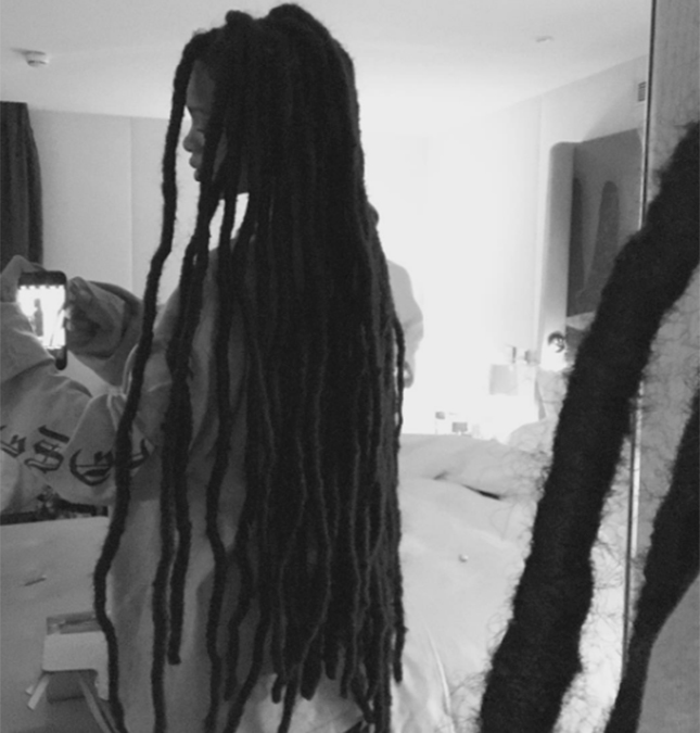 Rihanna aparece cheia de <i>dreads</i> no cabelo, vem ver!