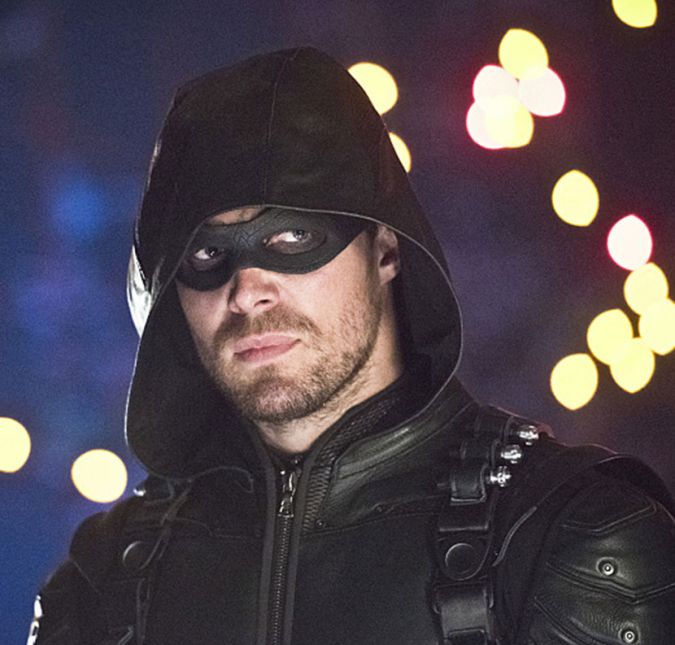 Arrow conta a trama do arqueiro verde mais misterioso (e gato!) que você já viu. Oliver Queen é um bilionário que ficou cinco anos naufragado em uma ilha misteriosa. Quando retorna à sua cidade, ele começa a matar criminosos ricos como um vigilante encapuzado. Neste meio tempo, ele ganha inimigos, se torna um herói reconhecido em Starling City e precisa lidar com as situações mais perigosas que você possa imaginar! A série também está disponível na Netflix. Arrow conta a trama do arqueiro verde mais misterioso (e gato!) que você já viu. Oliver Queen é um bilionário que ficou cinco anos naufragado em uma ilha misteriosa. Quando retorna à sua cidade, ele começa a matar criminosos ricos como um vigilante encapuzado. Neste meio tempo, ele ganha inimigos, se torna um herói reconhecido em Starling City e precisa lidar com as situações mais perigosas que você possa imaginar! A série também está disponível na Netflix.