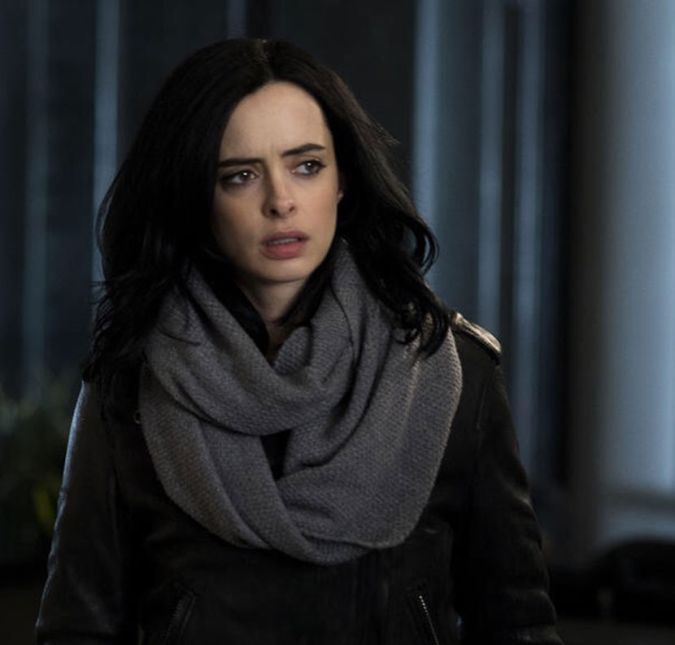 Jessica Jones, também da Netflix, conta a história de uma mulher que passou anos sob um relacionamento abusivo e altamente manipulado pelas mãos do vilão conhecido como Kilgrave. Quando ela percebe que ele pode ter voltado, se envolve em uma trama de tirar o fôlego cheia de surpresas e pancadaria, especialidade de Jones. Jessica Jones, também da Netflix, conta a história de uma mulher que passou anos sob um relacionamento abusivo e altamente manipulado pelas mãos do vilão conhecido como Kilgrave. Quando ela percebe que ele pode ter voltado, se envolve em uma trama de tirar o fôlego cheia de surpresas e pancadaria, especialidade de Jones.