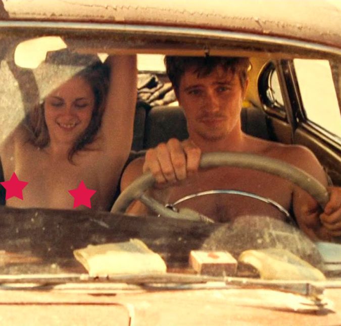 Kristen Stewart ficou bem à vontade no filme Na Estrada, onde tirou a blusa e fez uma cena topless no carro junto com outro ator.
