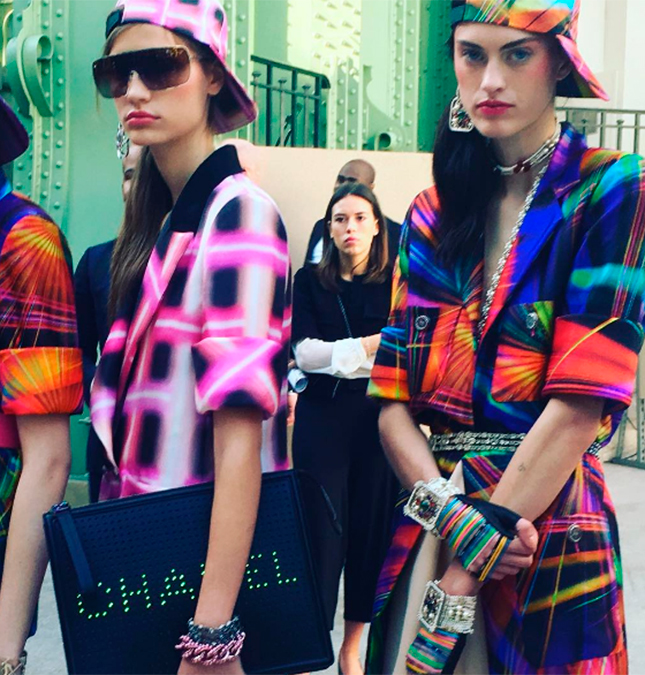 <i>Chanel</i> faz desfile voltado para tecnologia e apresenta bolsa digital, vem ver!