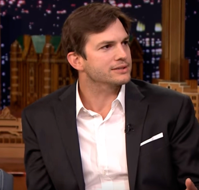 Ashton Kutcher se anima tanto ao contar uma história que acaba rasgando a calça, assista!