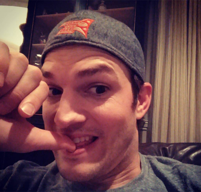 Ashton Kutcher conta que será pai de um menino, mas revela: <I>- Eu estava na verdade torcendo para ser uma menina</i>