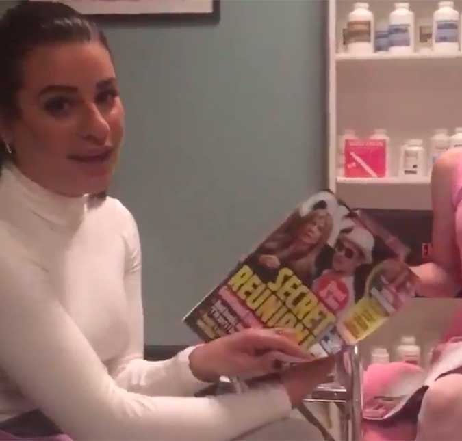 Lea Michele faz piada de revista que fala sobre suposto término de seu namoro