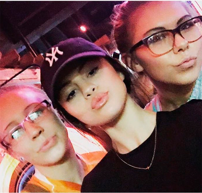 Depois de rumores de internacao Selena Gomez e flagrada em restaurante veja Estrelando