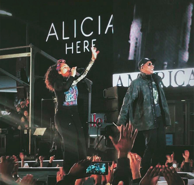 Alicia Keys faz <I>show</i> no meio da <I>Times Square</i> com direito a convidados especiais como Jay-Z, veja!