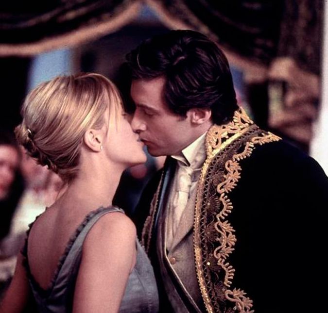 No mesmo ano, o ator já fez um papel bem diferente! Ele interpretou Leopold no romance Kate & Leopold. O personagem é trazido para o século XXI pelas experiências de um cientista chamado Stuart, ex namorado de Kate. Leopold tem que se adaptar ao mundo moderno enquanto tenta voltar à sua época, no século XIX. Neste meio tempo, claro, ele vive um lindo relacionamento com Kate. Que fofura!
